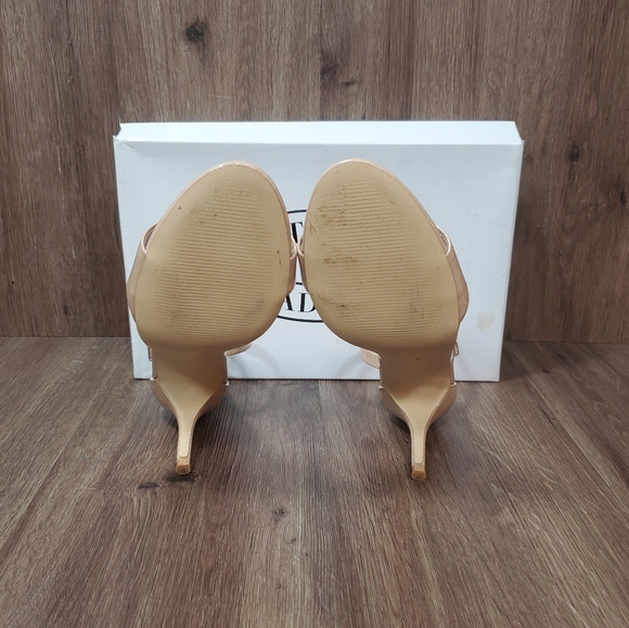 Steve Madden Silly Ankle Strap Beige Patent Leather Sandals  Size 8.5 M - Picture 3 of 8